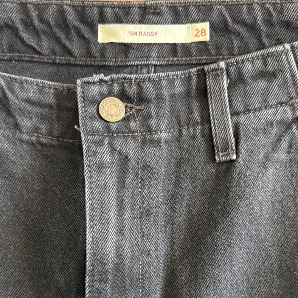 Levi’s 94 baggy cargo jeans size 28, black.